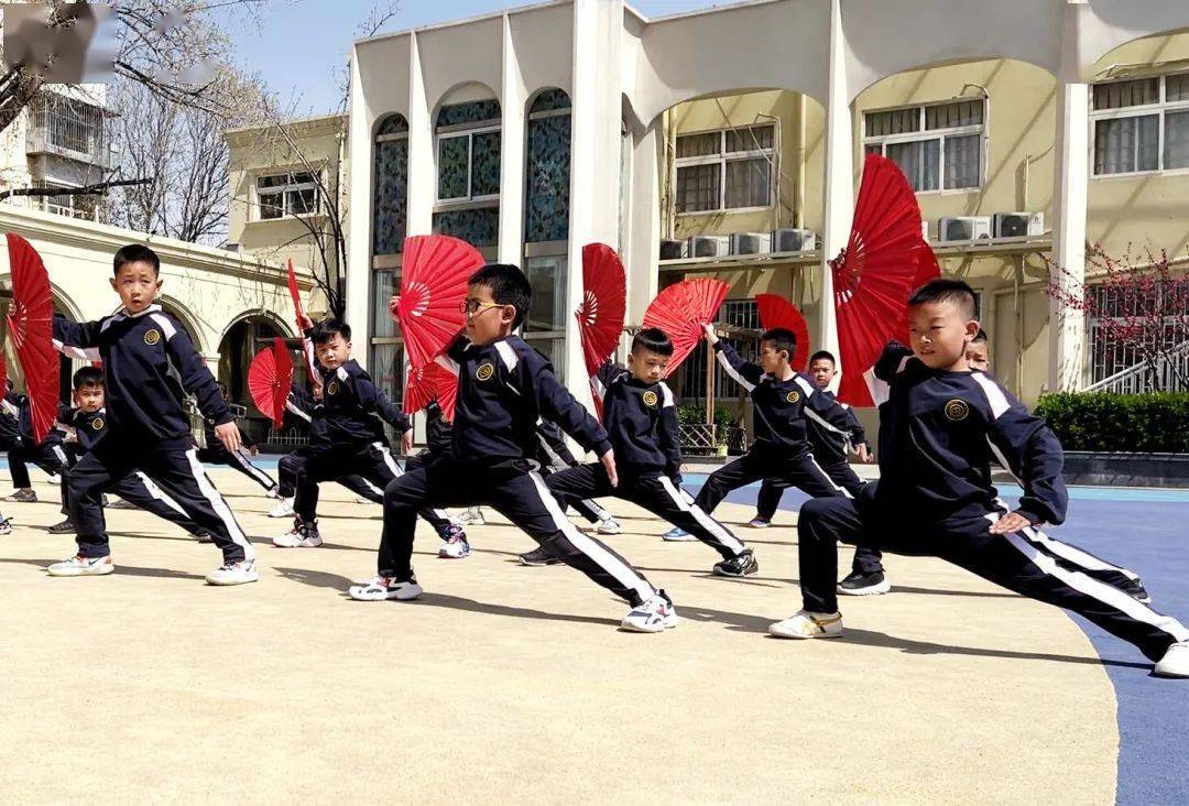 一二年級功夫扇吸取中華傳統武術精華,融匯不同風格特點武術動作