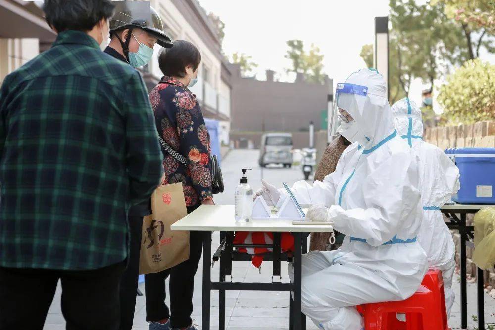 全部阴性镇江高新区第二轮全员核酸采检现场直击