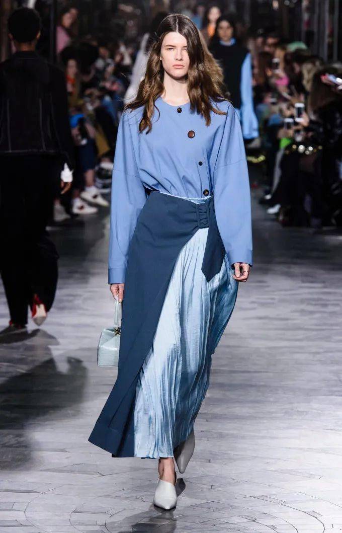 春夏穿百褶裙高级又显气质