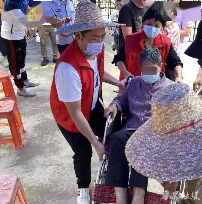 黎汉强,黄润波夫妇帮助行动不便老人台轮椅上台阶退役女兵脱下戎装换"