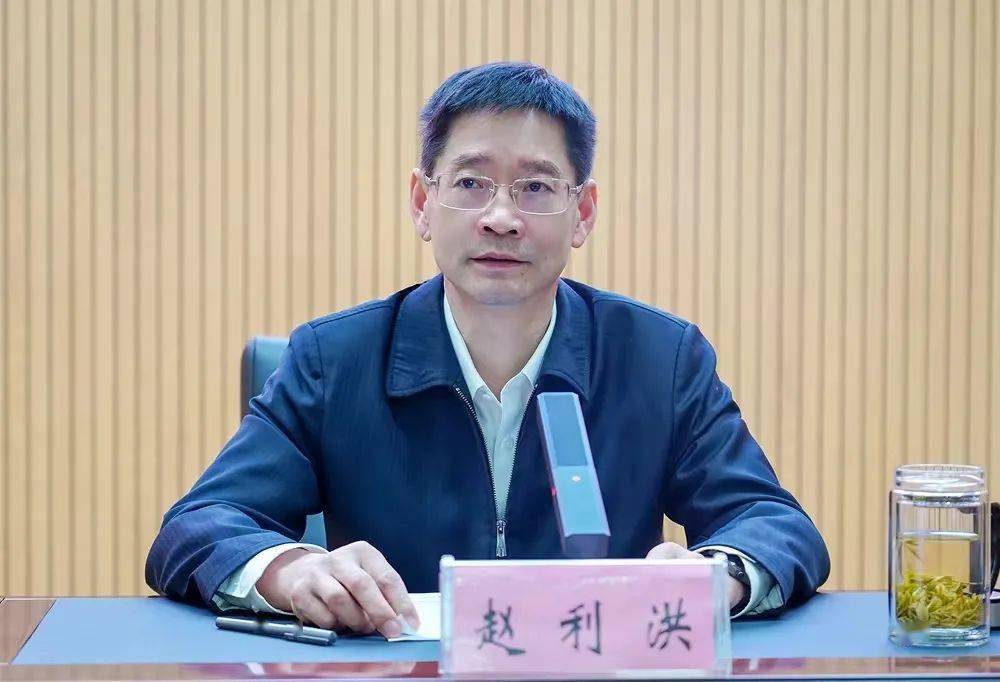 全区领导干部学习贯彻党的十九届六中全会精神专题培训班开班赵利洪作