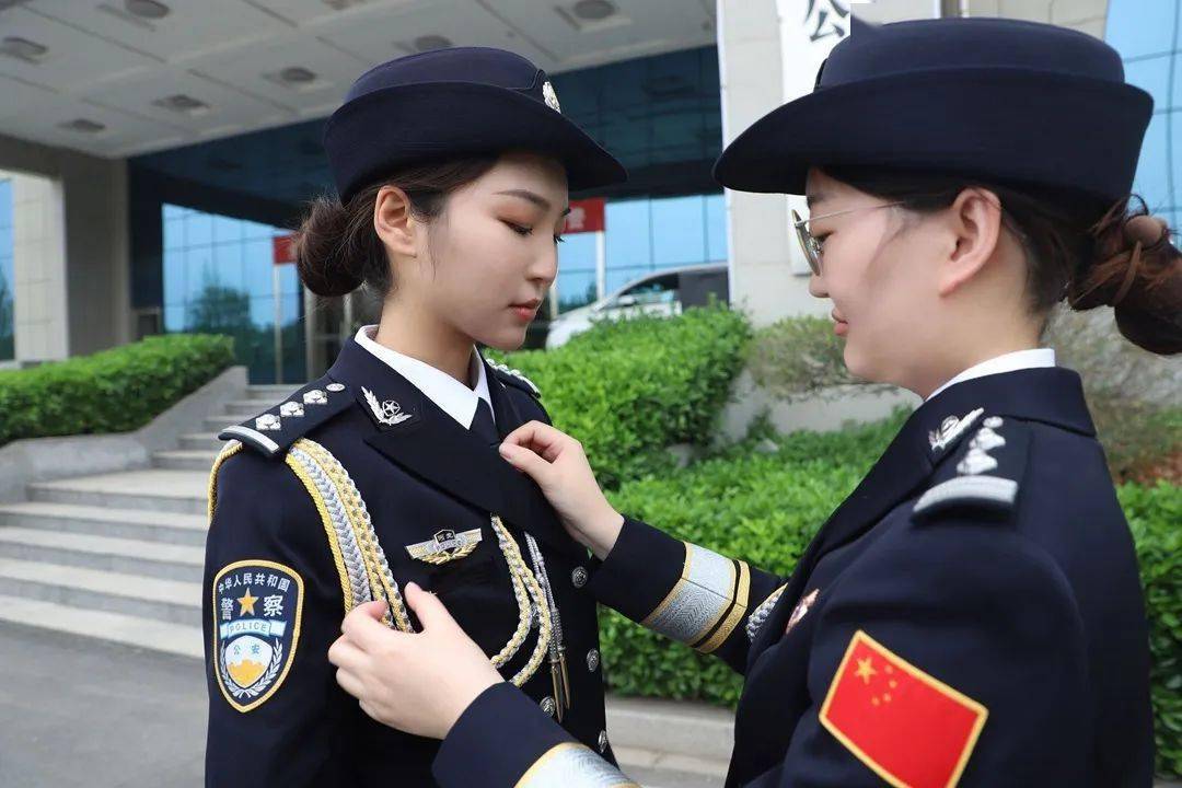配上最美的警礼服照最美的笑容最珍贵的记忆都是警察心底里每一张警服