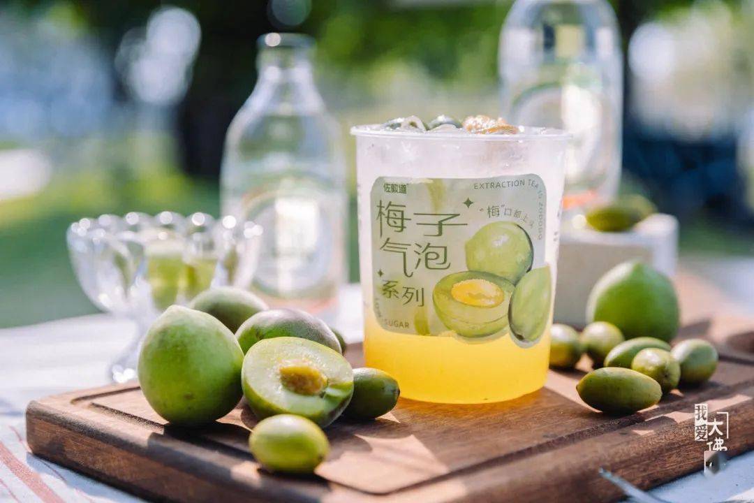 相比青青梅子气泡,橄榄的加入让香气更馥郁,搭配气泡强劲的象牌苏打水