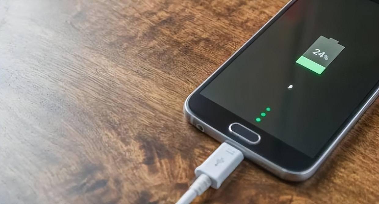 手机边玩边充电源插口起火烧家这些错误充电习惯你知道吗