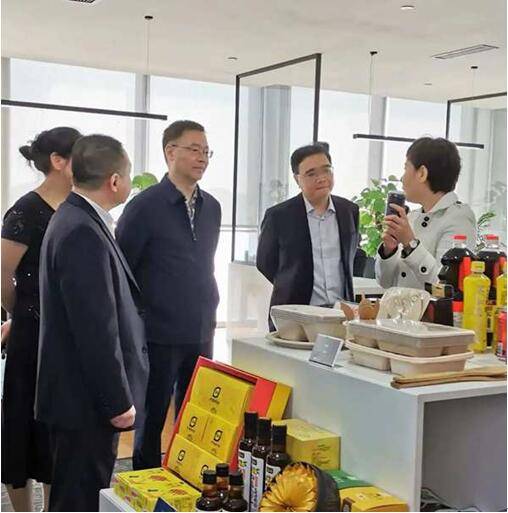 近日,重庆市国资委党委书记,主任罗清泉到重庆对外经贸集团所属渝欧