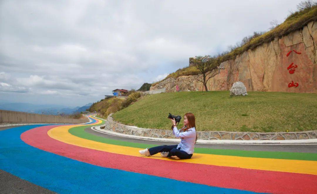 彩色的公路绵延在山间一条红黄蓝绿的"彩虹公路"映入眼帘来到景区第七