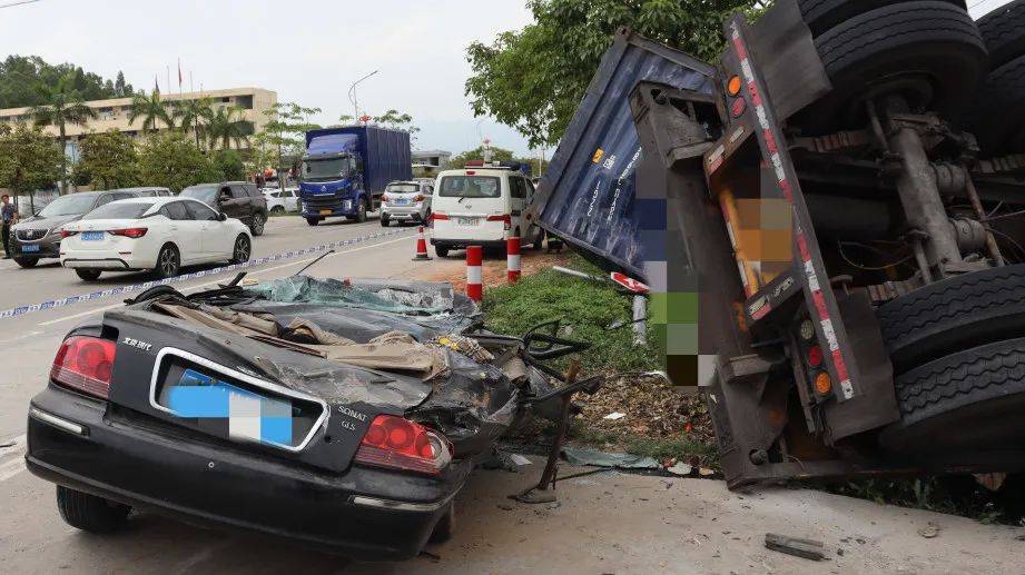 惊险事发江门重型牵引车与小车严重刮碰交警正开展安全整治严查这些