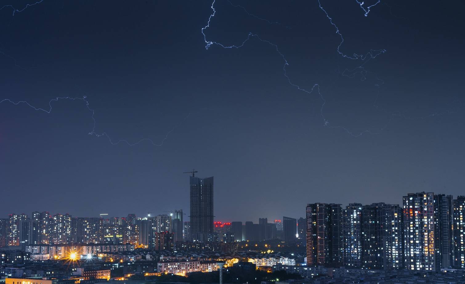 成都摄影师蹲守一夜拍下这些绝美闪电图