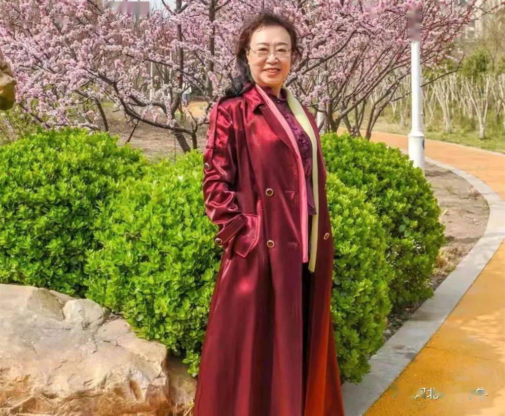 张秋月老师简介:1977年恢复高考后的第一届师范毕业生,1981年3月毕业