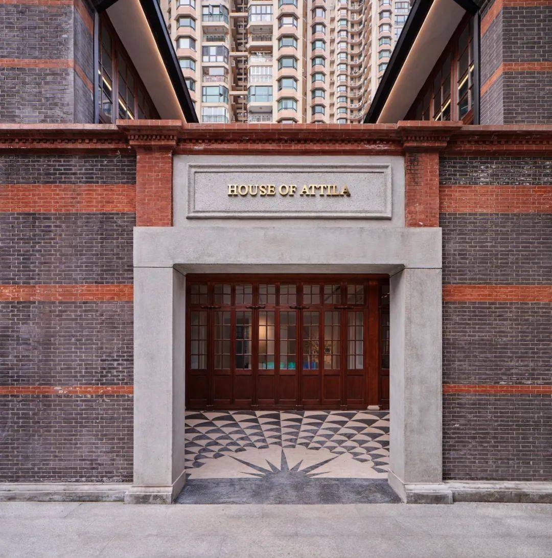 restatement of spacein aged garden villa