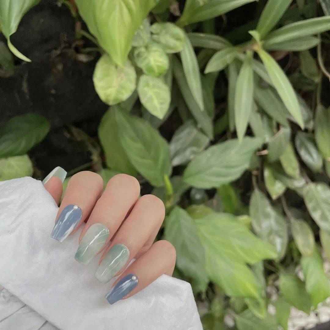 初夏最流行的6款美甲色赶紧来get