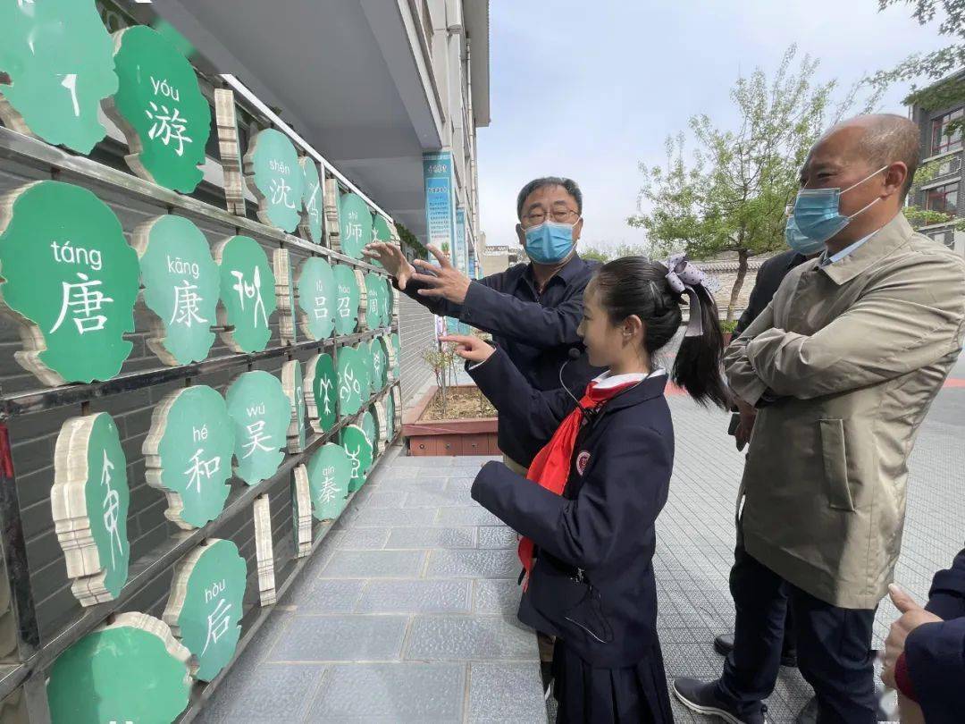 在校园小解说员的带领下,领导们先后走进了童憩园,汉字乐园,科普互动