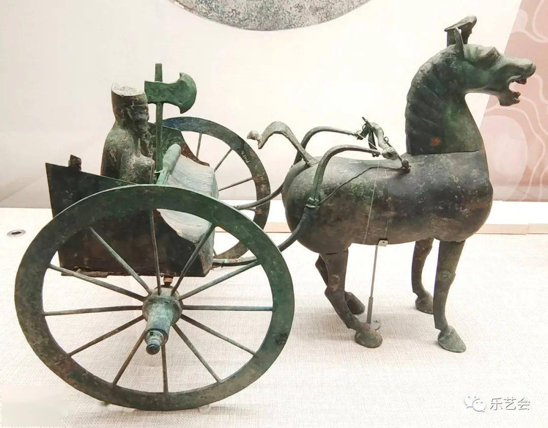 高36厘米,马高40厘米,铜车马出行仪仗,由38匹铜马,一头铜牛,一辆斧车
