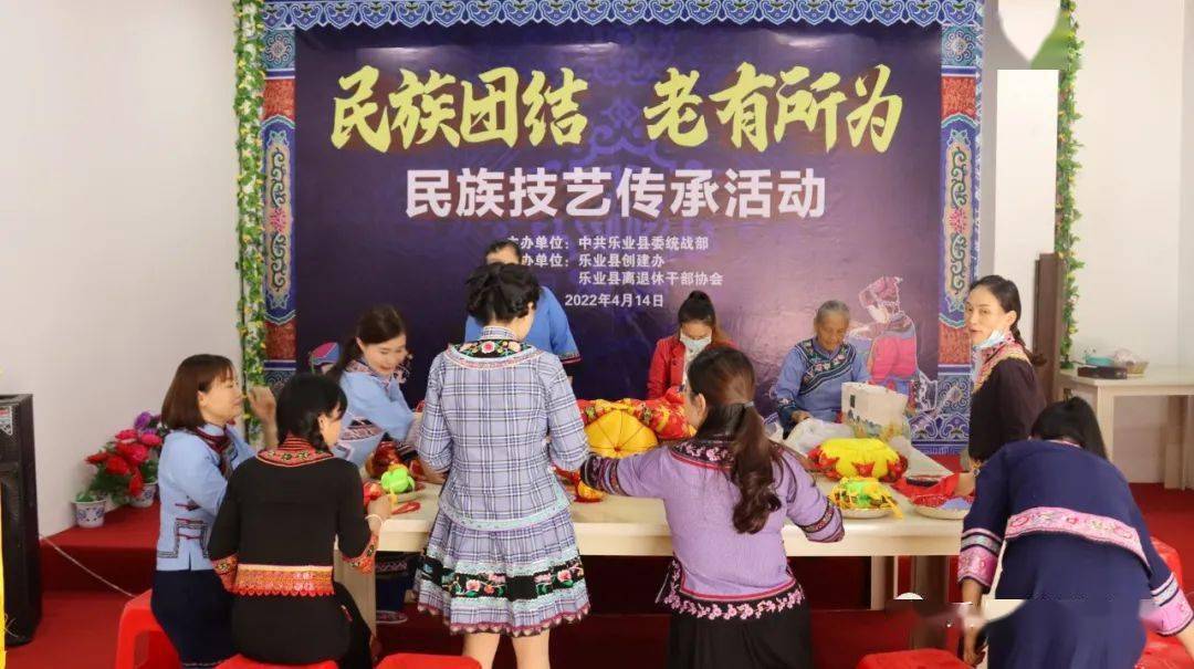 他们在刺绣过程中要把每一针每一线绣好,把每一个作品做到精致美观