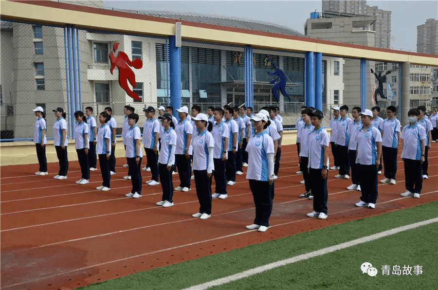 青岛一中,教学楼,实验楼,艺术楼,图书馆一应俱全,有空中体育场,篮球场