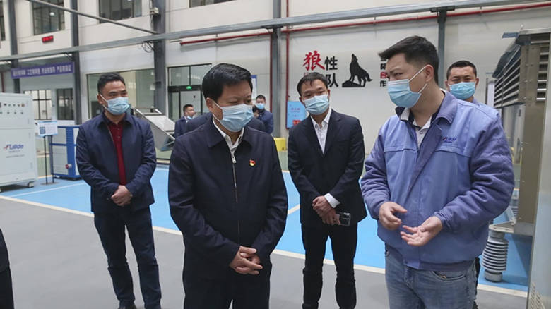 贺辉调研督导我县重点项目和交通顽瘴痼疾整治