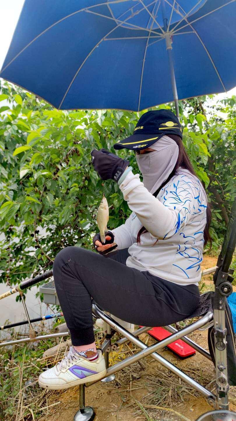 钓鱼时间总是过得飞快,一会儿就到了午饭时间,我正在吃午饭的时候,鱼