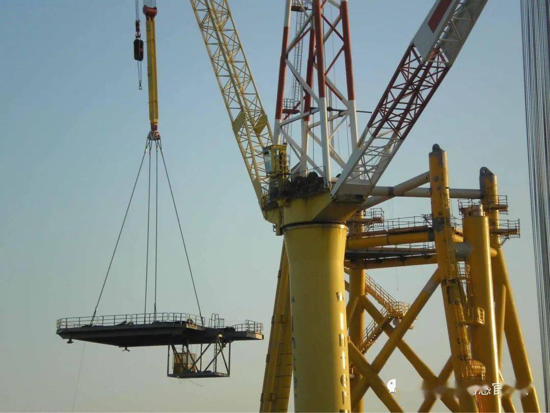 双塔奇谋1000吨塔吊bellelitcr1000t与圣罗西球场扩建