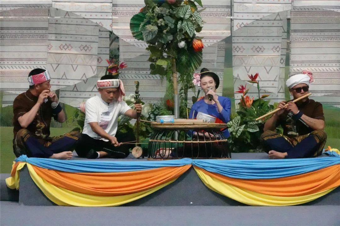 云过泼水节勐巴拉杯傣族章哈展演活动举办