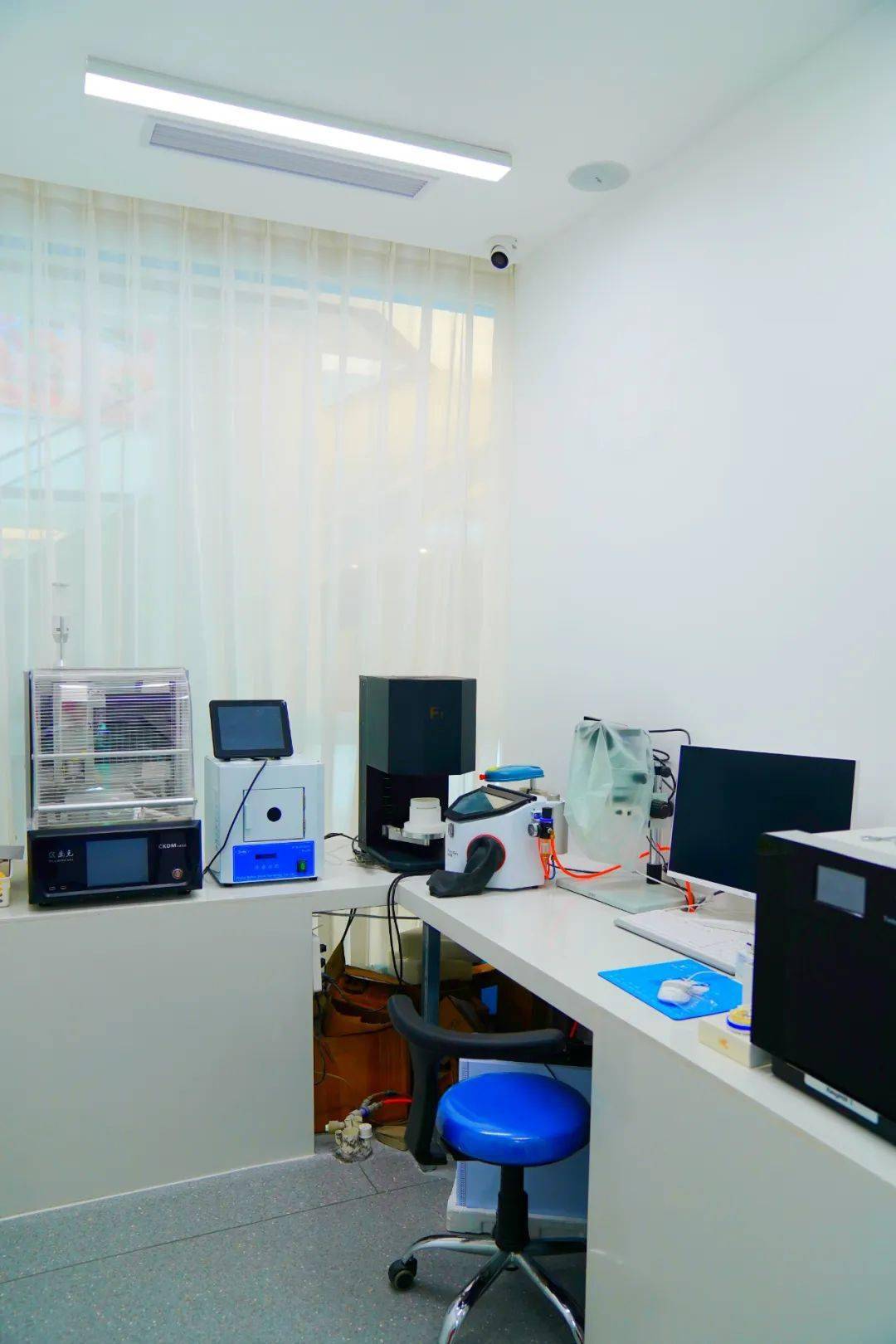 设有儿童游乐区,儿童诊室,专家诊室,技工室等,洁净的卫生和独立