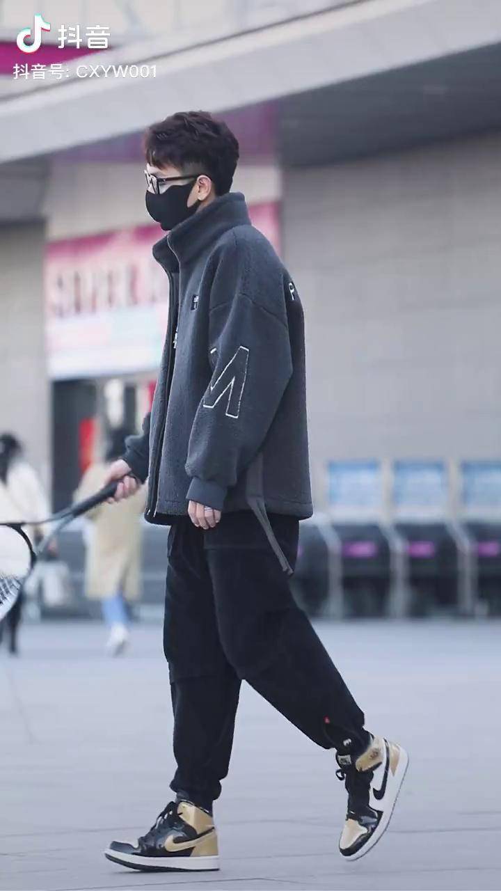 时尚街拍男生穿搭男装年货节宝妈帅哥谁穿谁好看2021年货男生颗粒绒