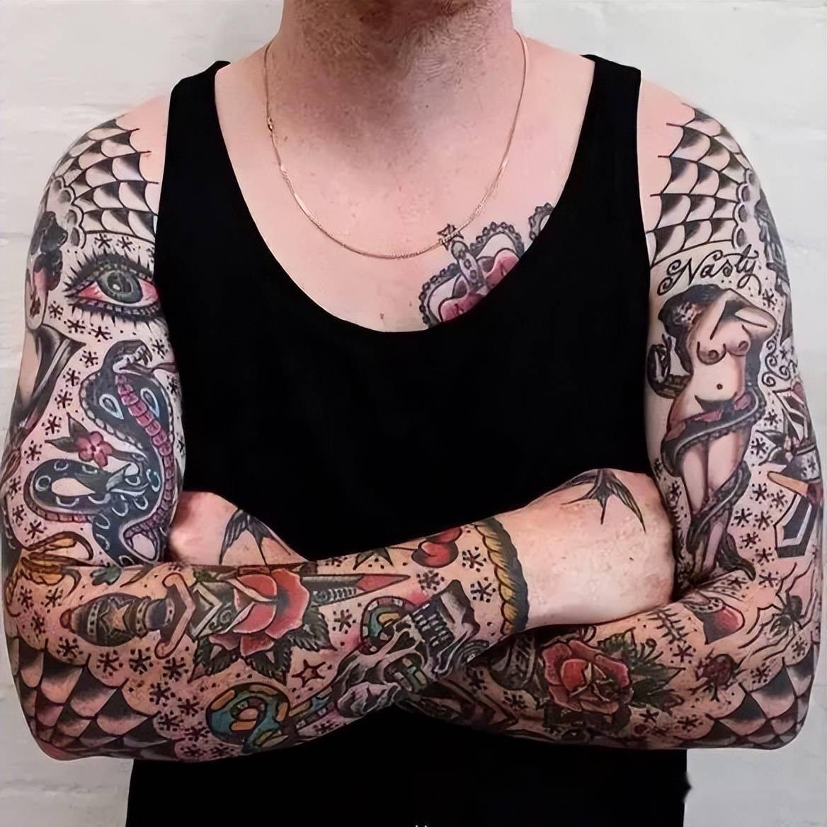 风格是上世纪90年代是西方传统美式纹身带有极强的美式装饰风格old