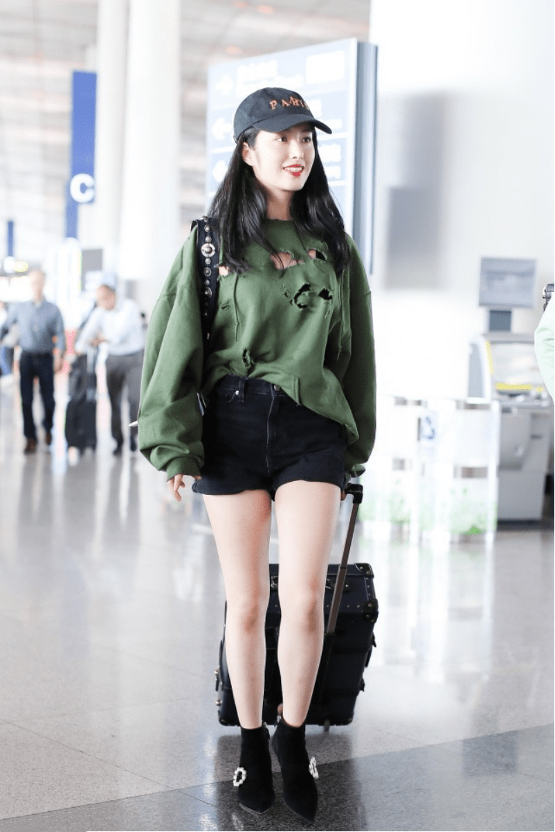 杨采钰平时穿得真没啥阔太样卫衣看着挺普通但穿搭挺酷的