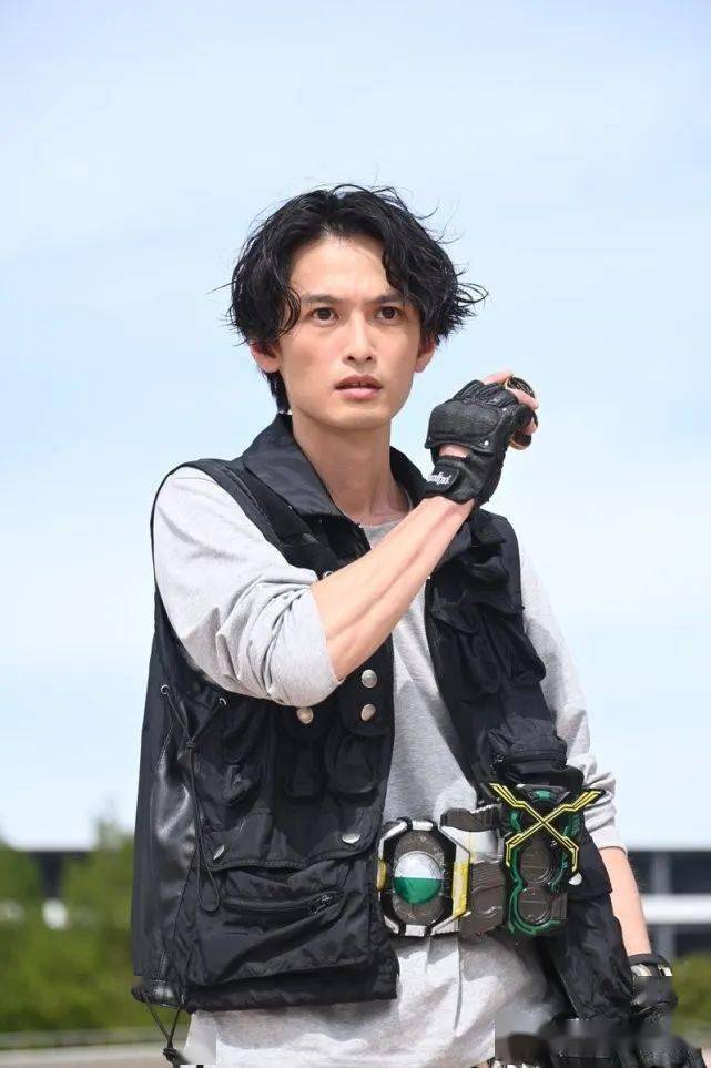 假面骑士巴斯x外传海报公开比奈化身成为欧兹女版欧兹登场