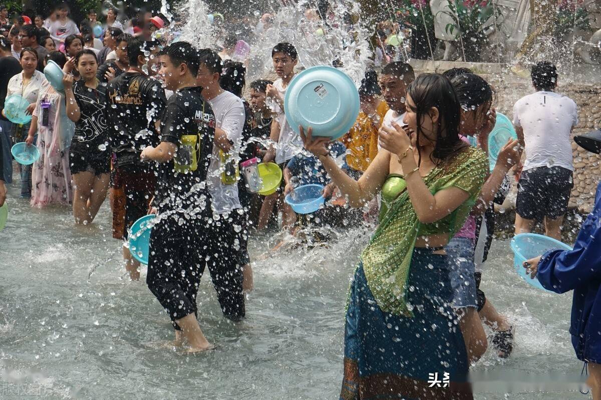 2022年云南西双版纳泼水节当地群众与游客泼水过佳节
