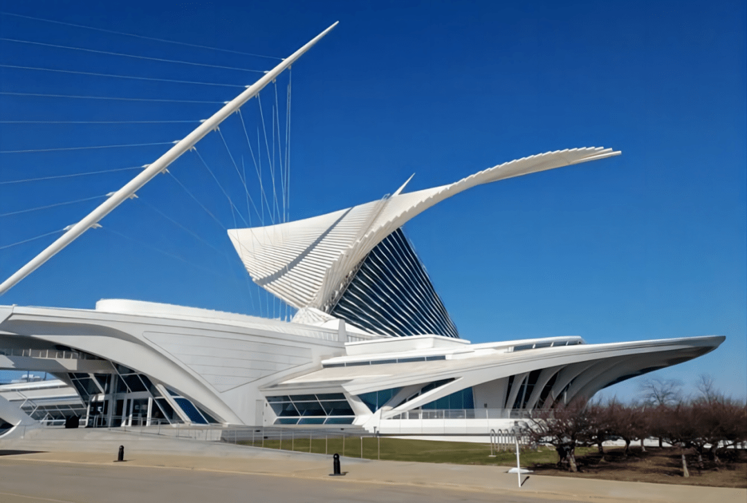 密尔沃基美术馆位于美国威斯康星州密执安湖畔,由卡拉特拉瓦设计,它