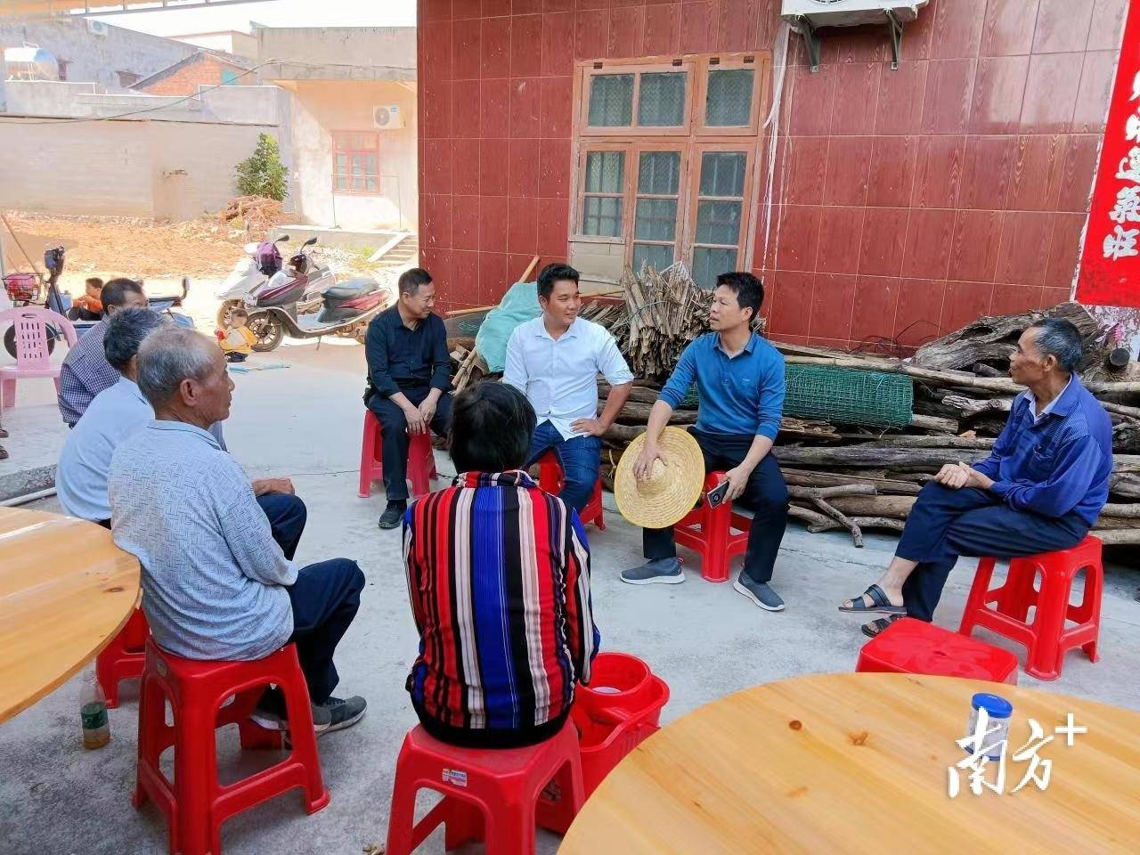 电白沙琅镇人大代表巡村助推人居环境长效管护