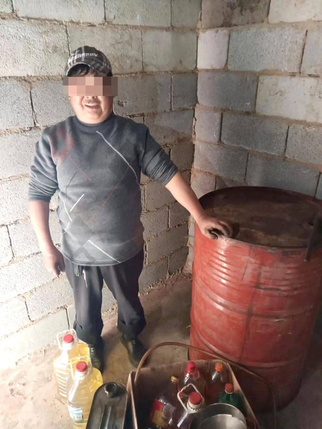 村民马某及刘某辉家中将两人查获,并发现两人用油桶非法储存大量汽油