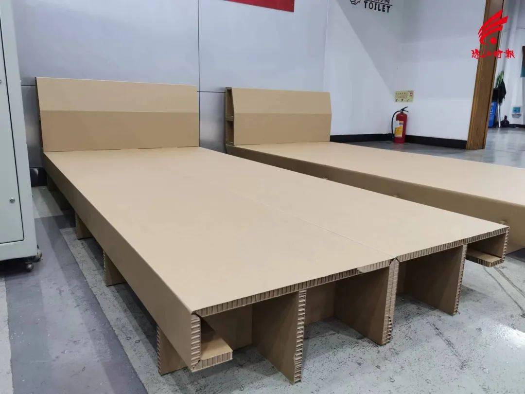 5分钟切割一张纸板床佛山科技神器助力上海方舱医院建设