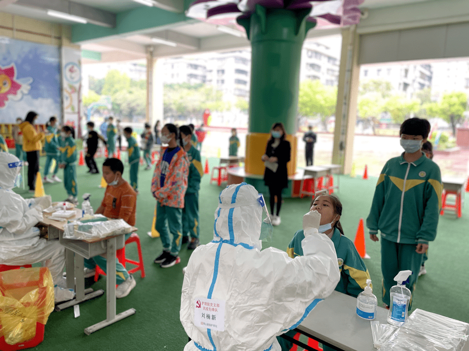 繼續抓牢校園防疫工作進校後,全員核酸檢測4月18日,南海德勝學校學生