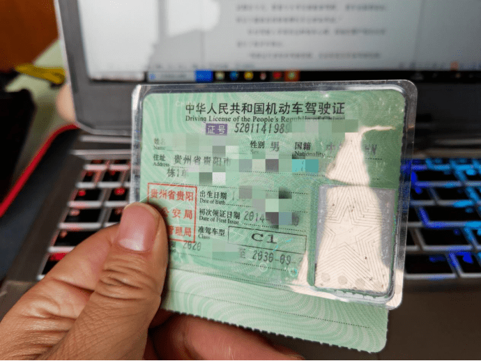 骑着摩托去考摩托车驾照 半路被交警查获_冯某_驾驶证_贵阳市