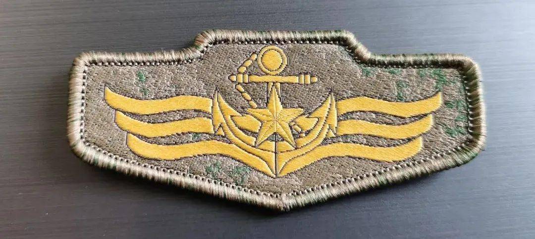 ▼加入迷彩花纹标志服饰采用暗化处理▼鞋身更轻更软作战靴由黑色变为