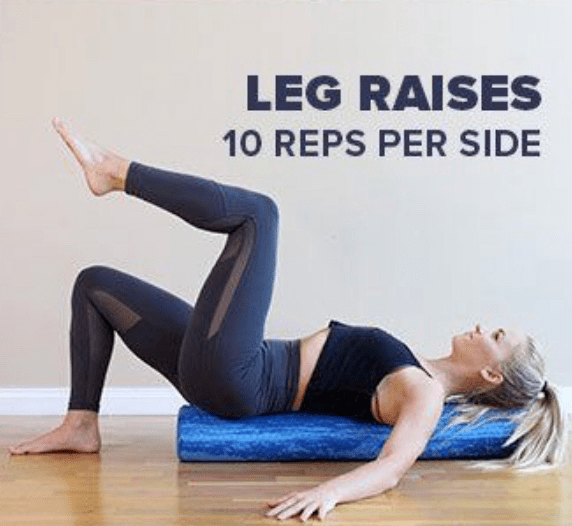 放松肌肉:竖脊肌仰卧位,泡沫轴放于脊柱位置右腿屈膝撑地,收紧核心