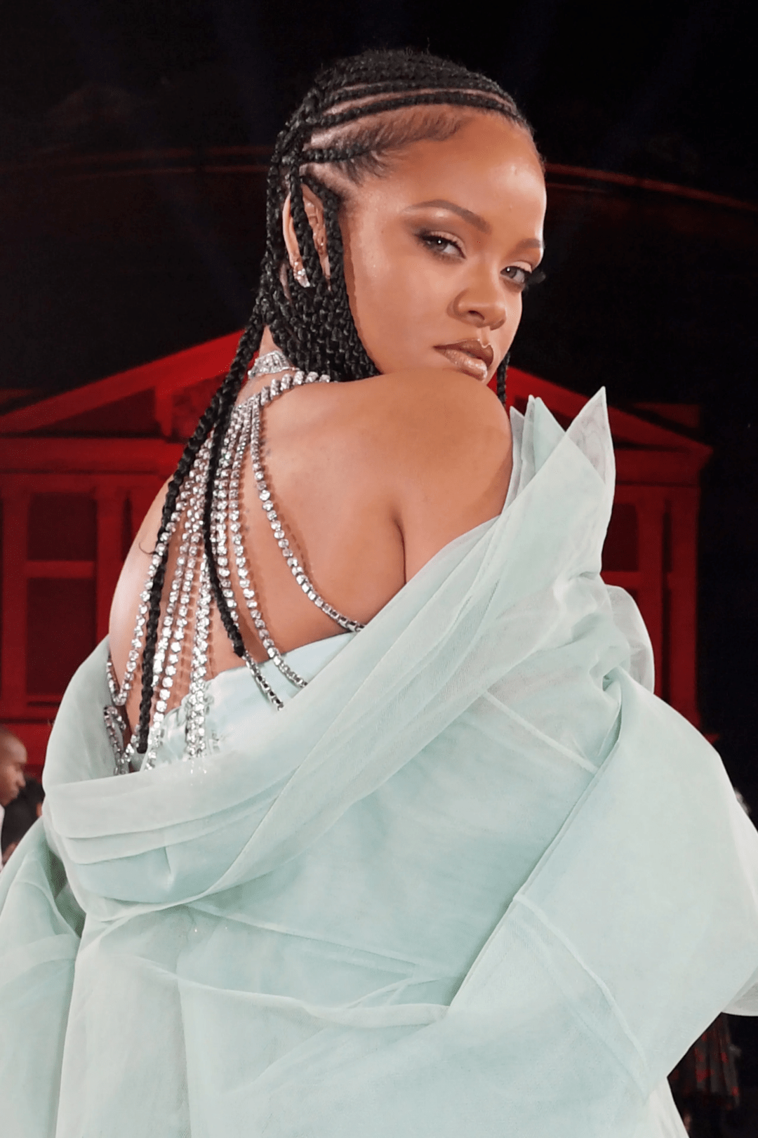 因为蕾哈娜的名字是rihanna,昵称就是riri,所以中国网友都爱称她为"