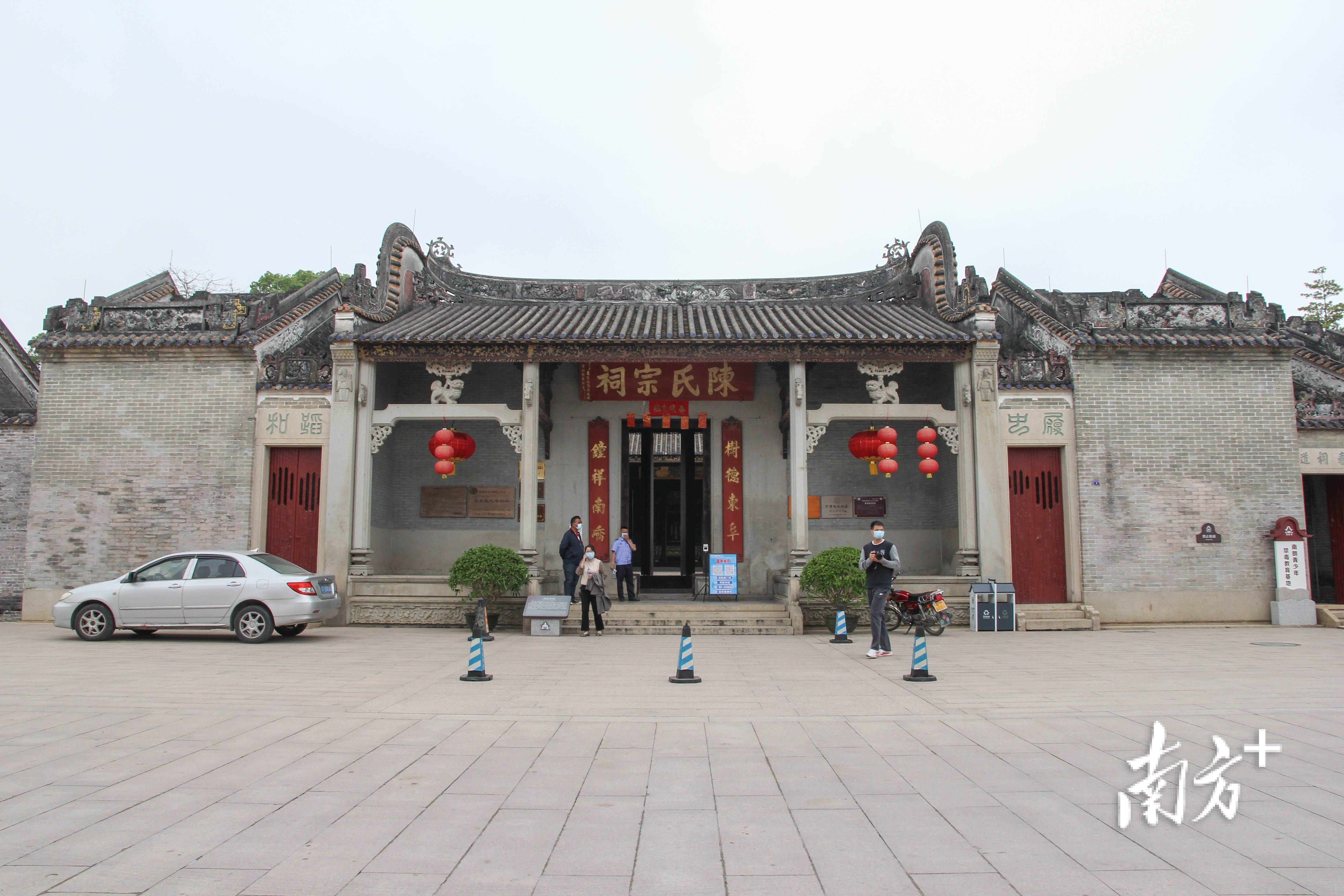 调研组沿着彩虹步道,来到颇具气势的陈氏宗祠群,抬头可见正梁上悬挂有