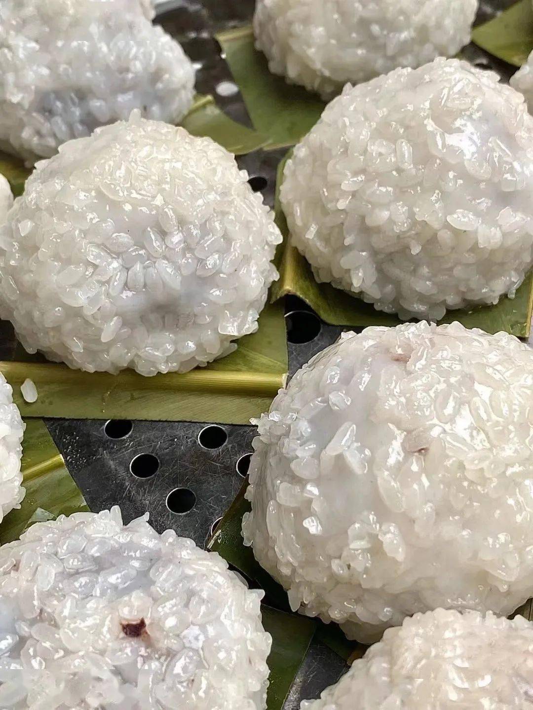 制作方法并不复杂,糯米团里包裹着手工制作的豆沙馅,丢进糯米粒里滚一