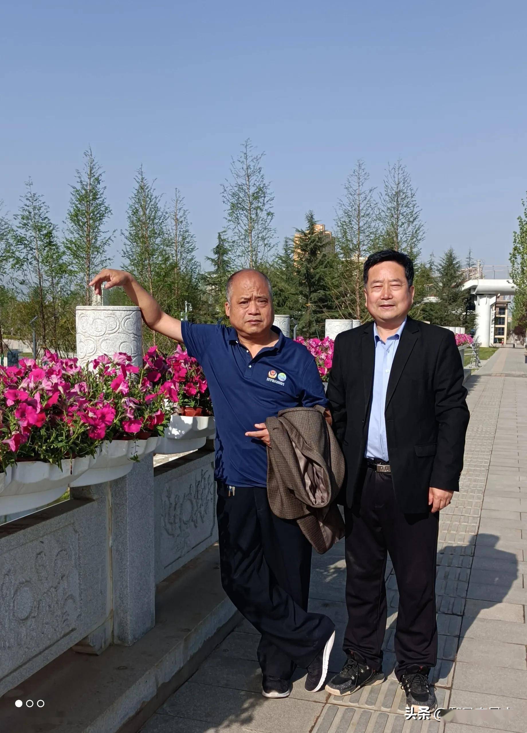题赠西安市鄠邑区秦渡街道牛东村诗友崔广武仁兄楹联 文/李景宁