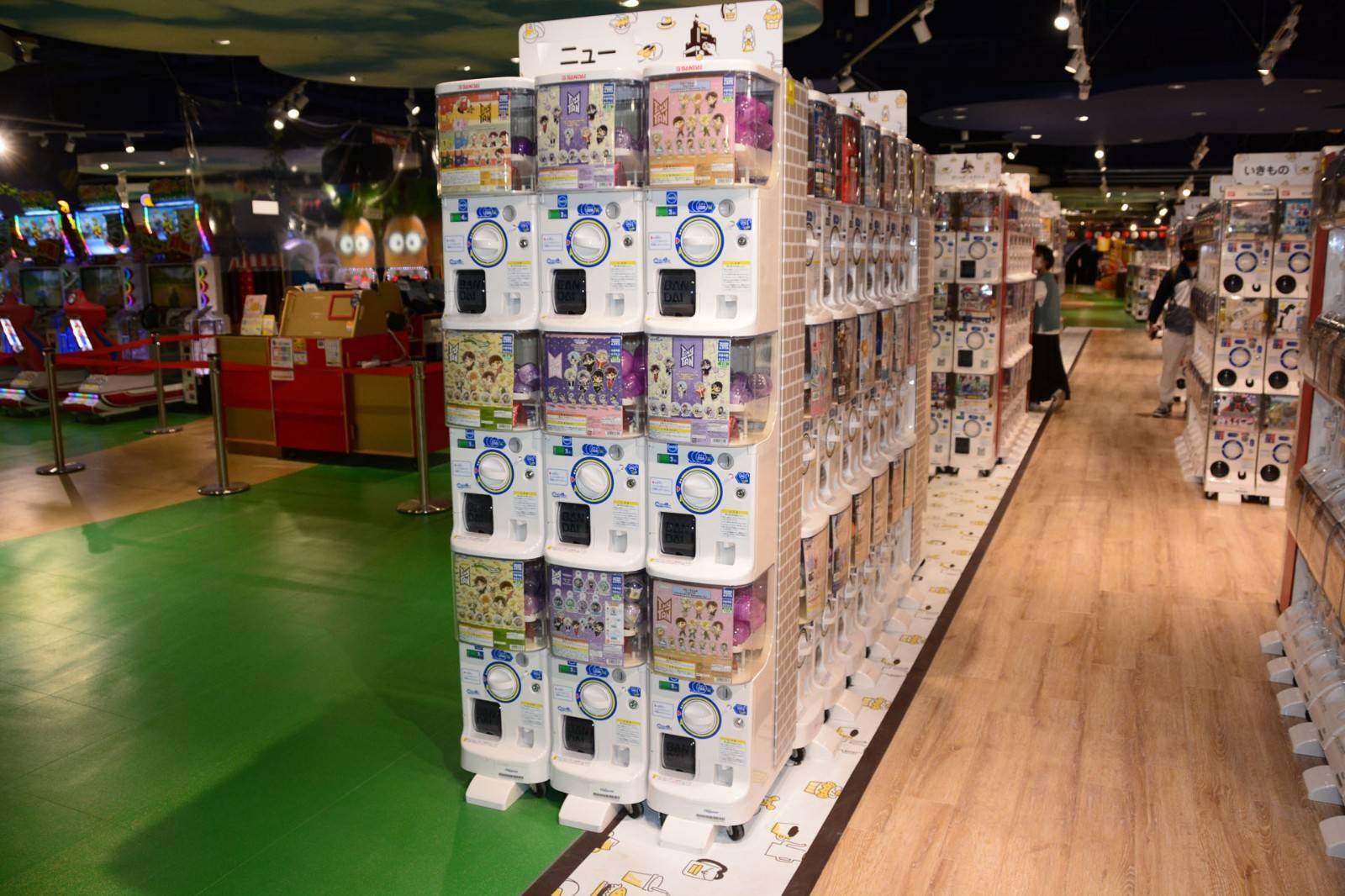 万代日本最大扭蛋机店探店2000扭蛋机榨干玩家钱包