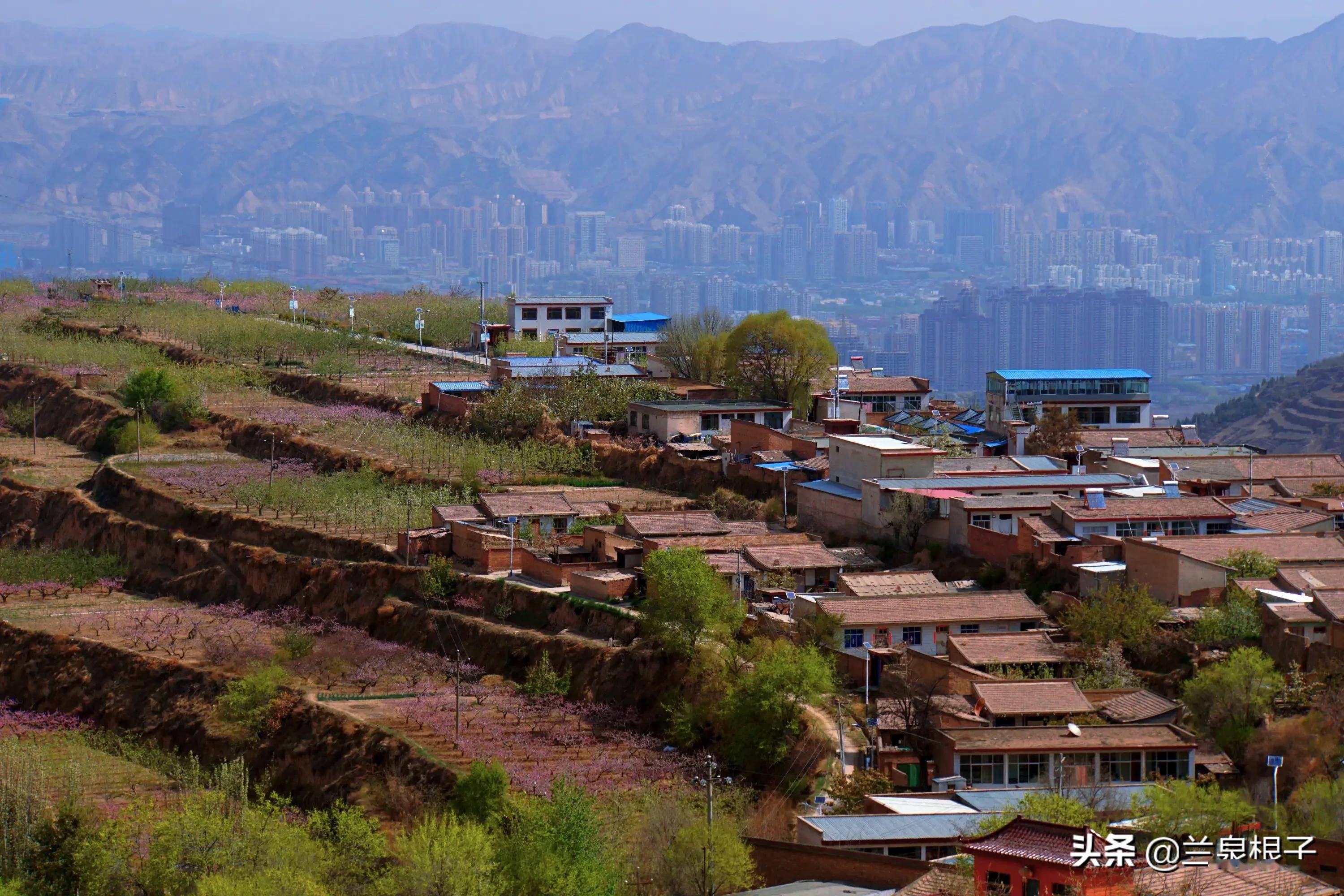 兰州七里河高山村庄贾家山春天的景色也很美
