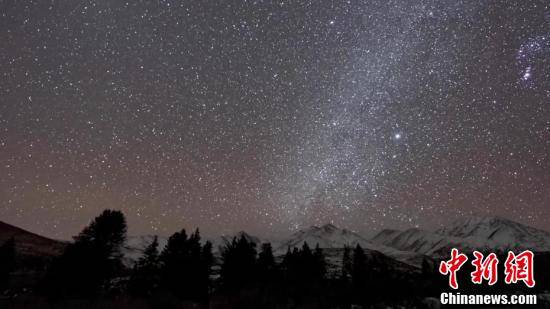 祁连山雪线之上的壮丽星河与晨曦