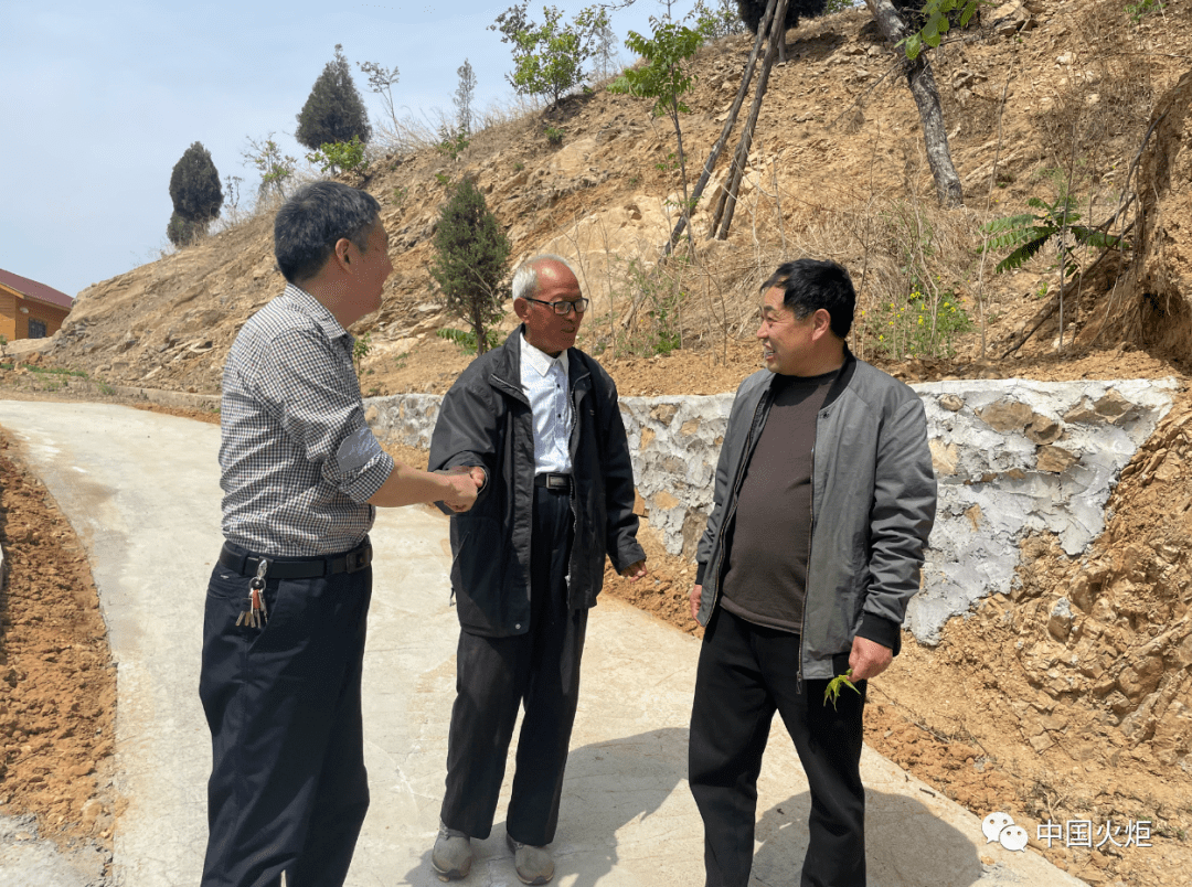 4月19日,社旗县关工委副主任王军强,秘书长刘启锁一行在下洼镇政府