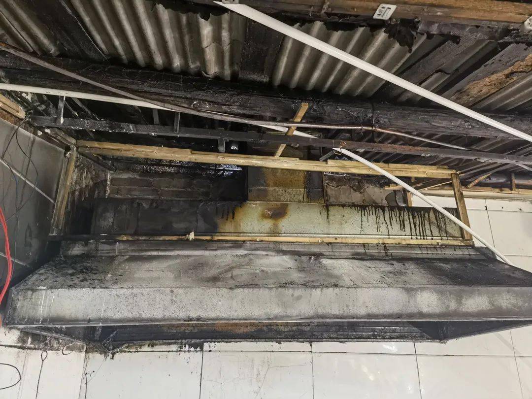 恩施市学院路一餐馆先后2次起火,原因竟是. ._火灾_厨房_管道