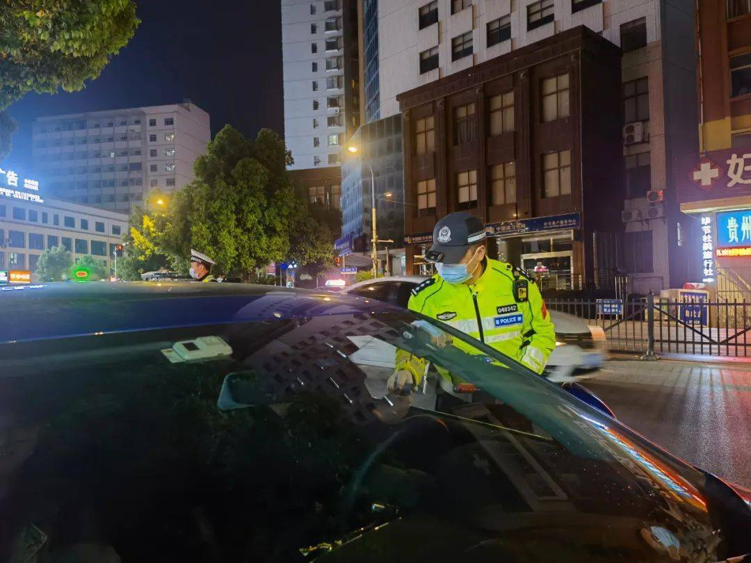 七星關區交警大隊機動中隊當晚21點開展夜查交通違法集中整治行動在