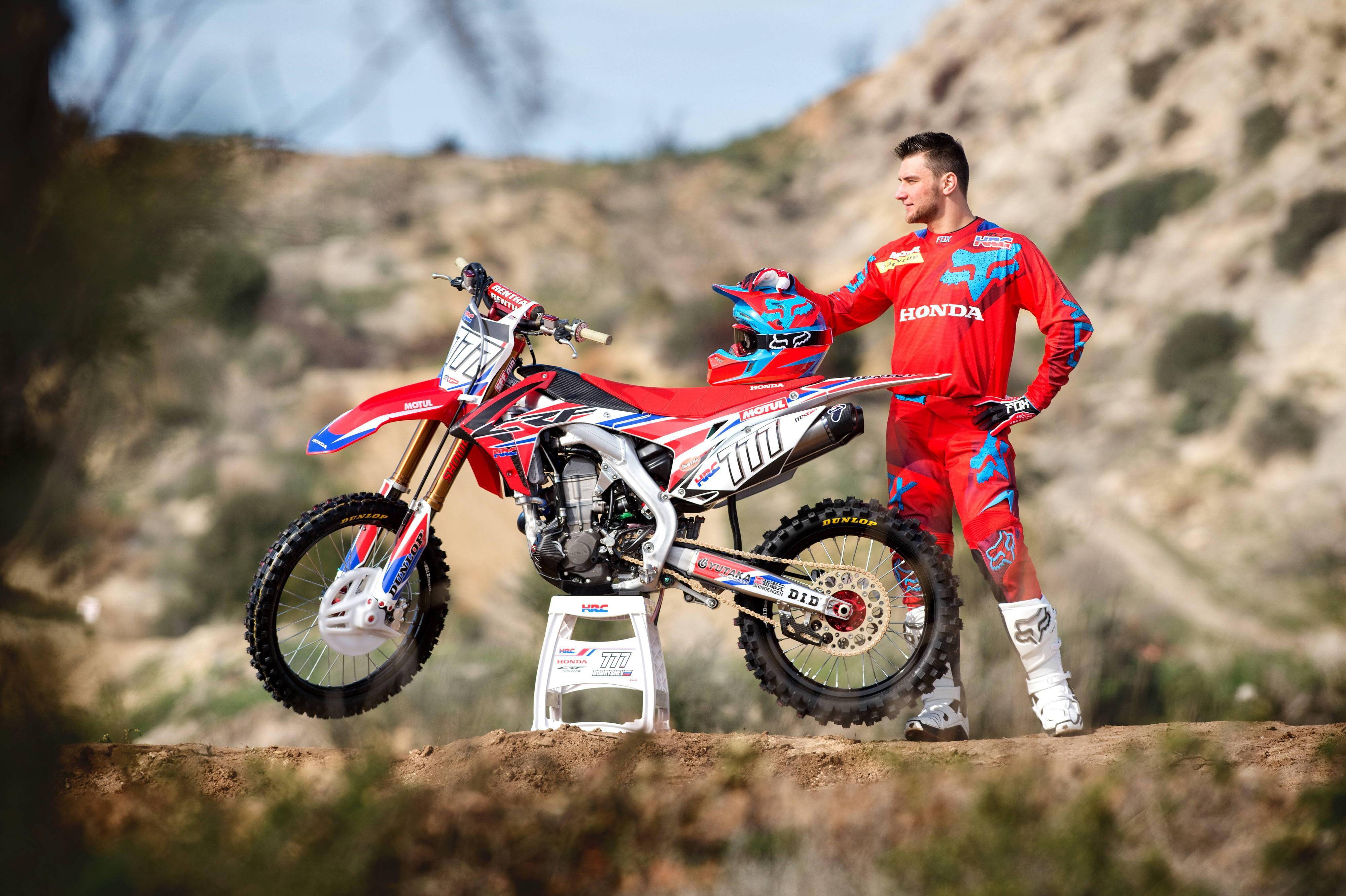 特写俄罗斯越野车手波布里舍夫