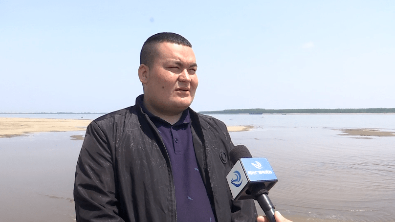 玉苏普江发现,表面平静的江水,内部暗流涌动,泥沙受流水的冲刷,在水下