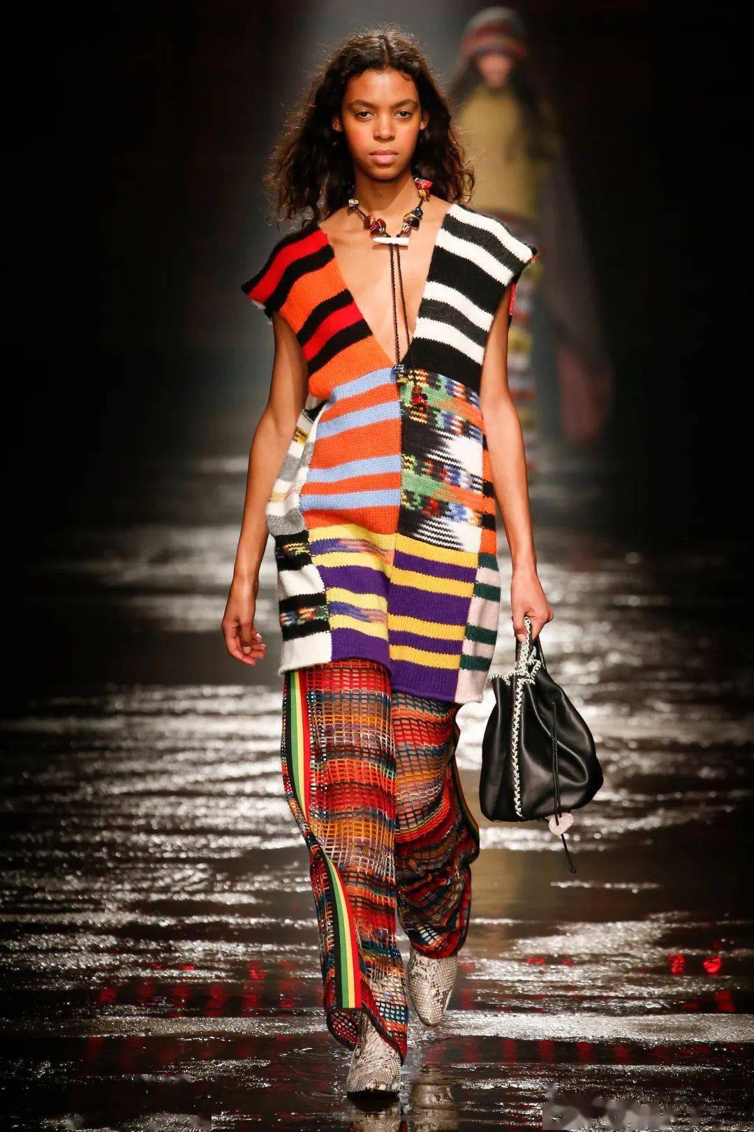 当浪漫的民族元素占据嬉皮风的主流之后,我们就会看见大量的色彩出现